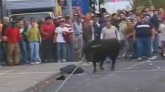 Игры с бешеным быком - смотреть видео (7:21)