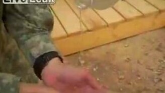 Выливаем из бутылки лёд - смотреть видео (0:34)