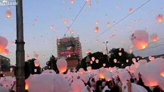 Красивое зрелище из парашютиков - смотреть видео (1:08)