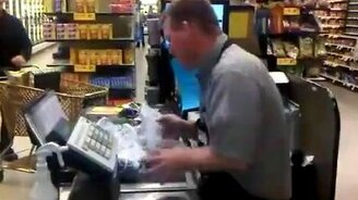 Аккуратный и быстрый кассир - смотреть видео (0:55)