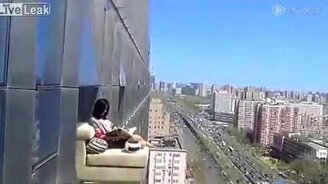 Бесстрашная девушка снаружи небоскрёба - смотреть видео (0:48)