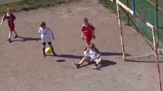 Настоящий футбольный матч - смотреть видео (1:53)