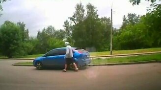 Угнали машину средь бела дня - смотреть видео (0:48)