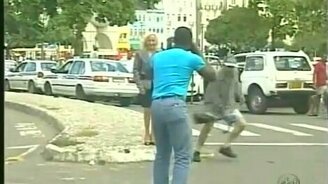 Резко своровал сумочку - смотреть видео (2:23)