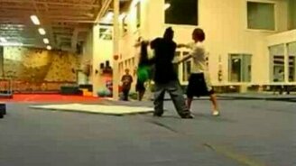 Ловкий мальчуган-трюкач - смотреть видео (0:18)