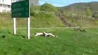 Врезался в знак - смотреть видео (0:16)