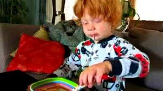 Мощно чихнул мальчишка - смотреть видео (0:21)