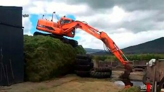 Смертельный прыжок на экскаваторе - смотреть видео (1:08)