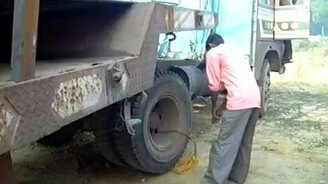 Безотказный метод завести грузовик - смотреть видео (0:41)