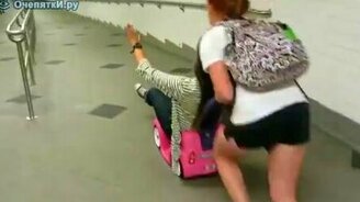 Девушка на машинке - смотреть видео (0:12)