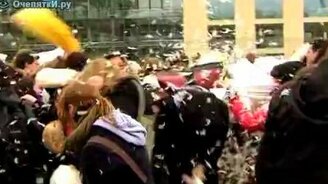 Грандиозный бой подушками - смотреть видео (0:58)