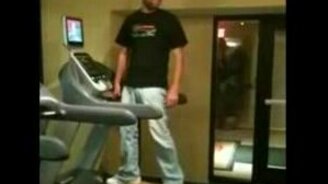 На скейте по беговой дорожке - смотреть видео (0:47)