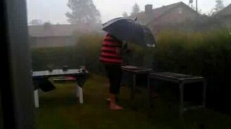 Шашлыку ливень не помеха - смотреть видео (0:19)