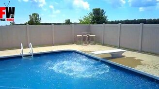 Смелая девушка в бассейне - смотреть видео (0:18)