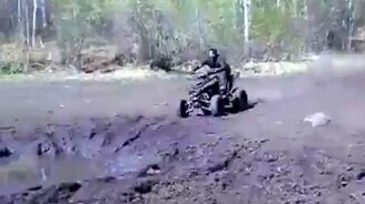 Прыгнул на квадроцикле и застрял - смотреть видео (0:30)