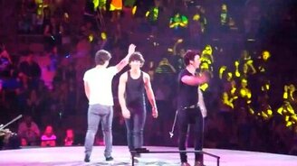 Провалился под сцену раньше времени - смотреть видео (0:24)