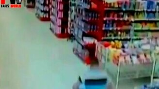 Мужик и тележка в магазине - смотреть видео (0:30)