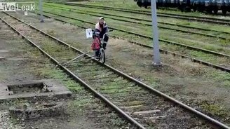 Дрезина из велосипеда - смотреть видео (0:31)