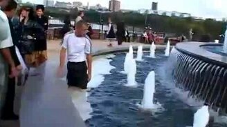 Крещение молодожёнов в фонтане - смотреть видео (2:09)