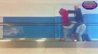 Приколисты на травелаторе - смотреть видео (0:17)