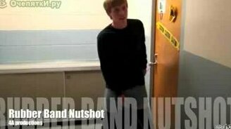 Резинкой по яйцам - смотреть видео (1:03)