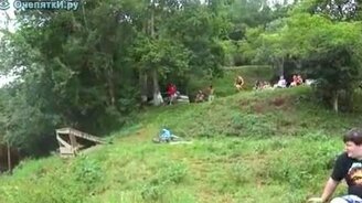 Начинающий трюкач и трамплин - смотреть видео (0:14)