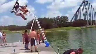 Прыжок в воду с качелей - смотреть видео (0:16)