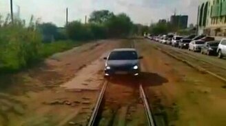 Объехал пробку за трамваем - смотреть видео (0:47)