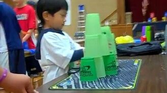 Маленький талант со стаканчиками - смотреть видео (1:23)