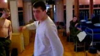 Армейские парни жгут - смотреть видео (3:43)