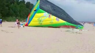 Пляжную горку унесло - смотреть видео (0:54)