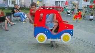 Будущие лихачи на дороге - смотреть видео (1:06)