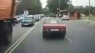 Отличная реакция водителя - смотреть видео (0:19)