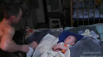 Поёт колыбельную сам себе - смотреть видео (1:54)