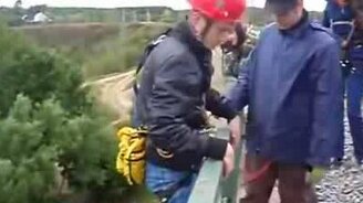 Страшный прыжок с моста - смотреть видео (0:44)