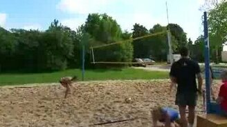 Смешно упала на пляже - смотреть видео (0:16)