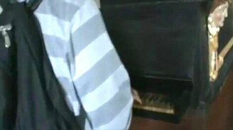 Коко Джамбо на церковном инструменте - смотреть видео (0:34)