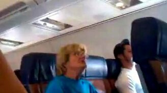 Безумная бабуля в самолёте - смотреть видео (3:20)