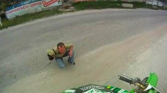 Мужику понравился мотоцикл - смотреть видео (1:05)