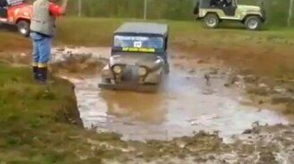 Выпал из кабины в грязь - смотреть видео (1:02)