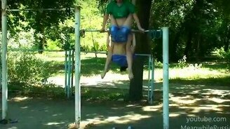 Две юные циркачки - смотреть видео (2:33)