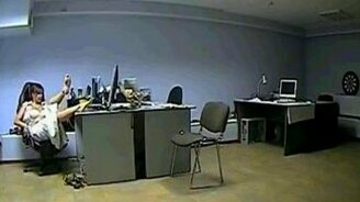 Забавно упала в офисе - смотреть видео (0:47)