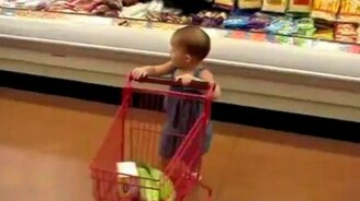 Маленький деловитый покупатель - смотреть видео (0:57)