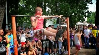 Талантливые трюкачи на турнике - смотреть видео (3:37)