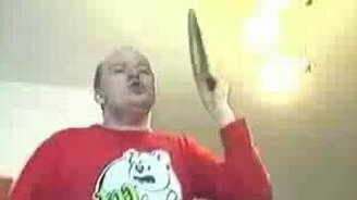 Безумец с пластинкой в руках - смотреть видео (0:26)