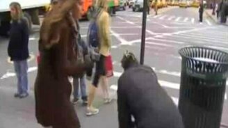 Разоблачение попрошайки - смотреть видео (2:06)