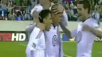 Выбил мяч у вратаря - смотреть видео (0:39)