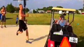 Трусы помешали прыжку - смотреть видео (0:33)