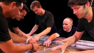 Впятером играют на рояле - смотреть видео (3:21)