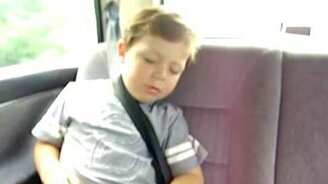 Маленький музыкальный фанат - смотреть видео (0:49)